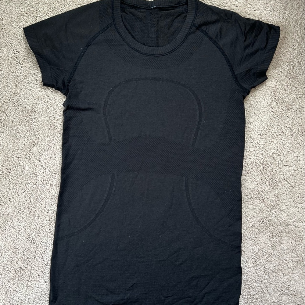 Black Lululemon swiftly tee size 6